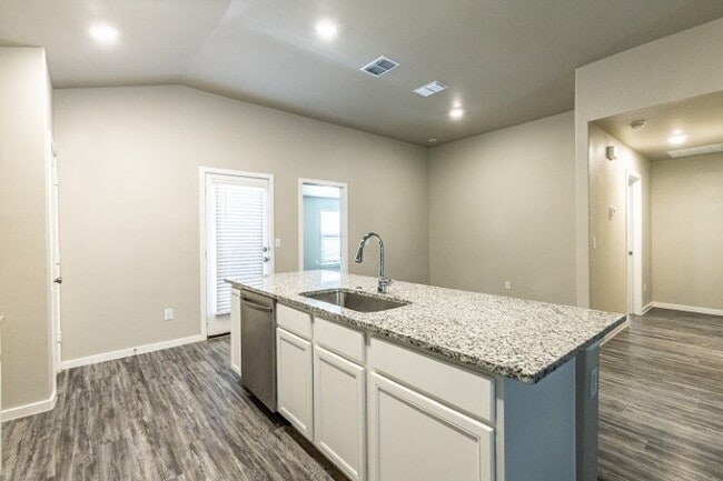 Building Photo - "Charming 3-Bed, 2-Bath Haven with 1,615 Sq Ft in Lubbock's Cozy Kirksey Avenue!" Half off first ...