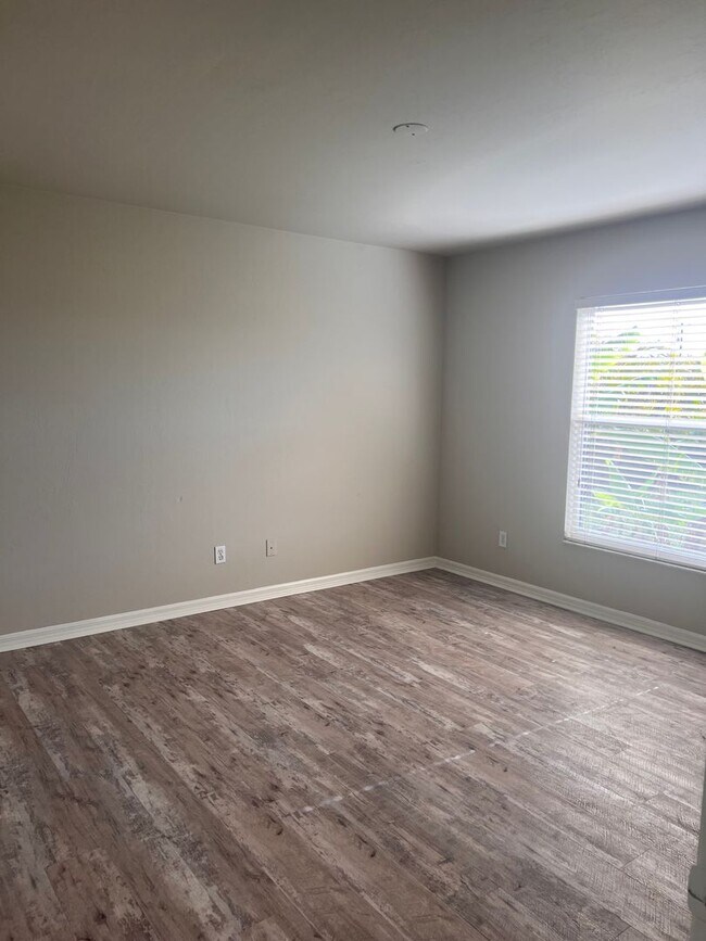 Building Photo - Lovely Home in Central Location