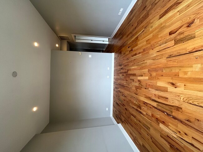 Building Photo - 751 W Buckingham Pl