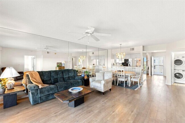 Building Photo - 6475 Shoreline Dr