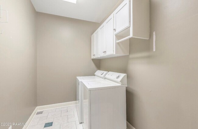 Building Photo - 111 Hamlet Ln