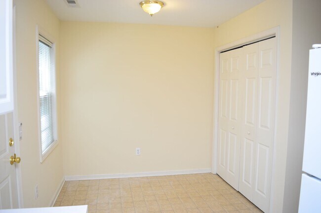 Building Photo - $1,150 | 2BR/1.5BA End Unit Townhouse – Sp...