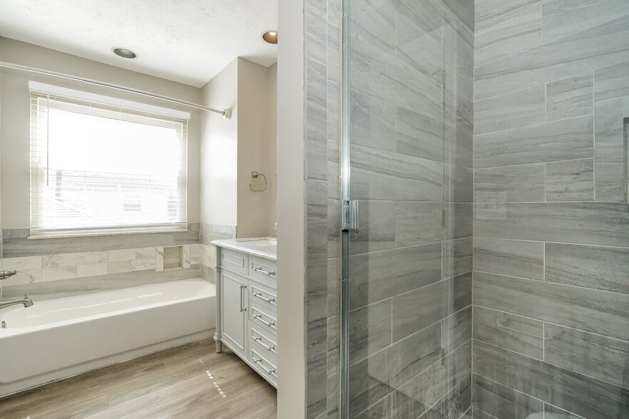 Building Photo - 1127 Crestview St