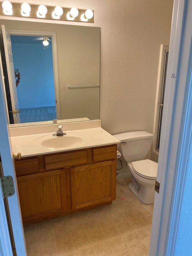 Building Photo - 3 bedroom/2 bathroom single family home!  ...