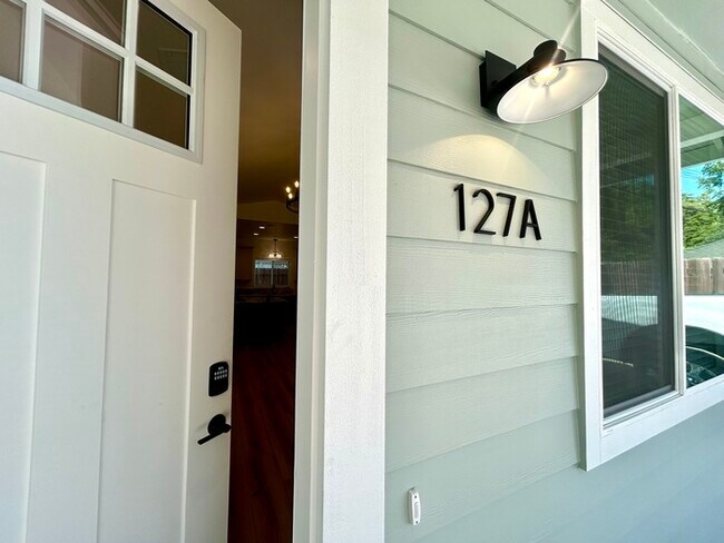 Primary Photo - Beautiful 2bd/1ba 900 sq. ft. ADU in Roseville! Own private driveway! SOLAR!