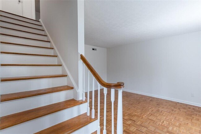Building Photo - 3103 Colonial Way