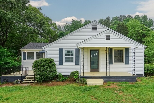 Building Photo - Three Bedroom Single Family Home!