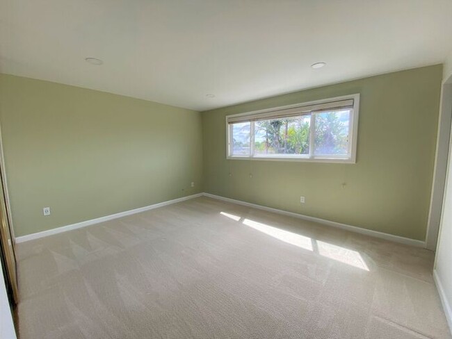 Building Photo - 4 bedroom 2.5 bath recently renovated home...