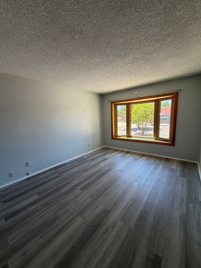 Building Photo - Great Central  Home
