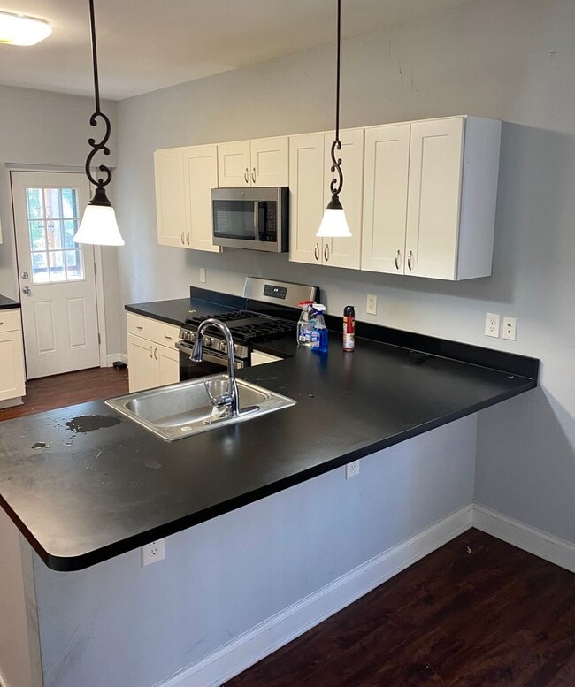 Building Photo - Spacious 3 Bedroom Townhouse – Available A...