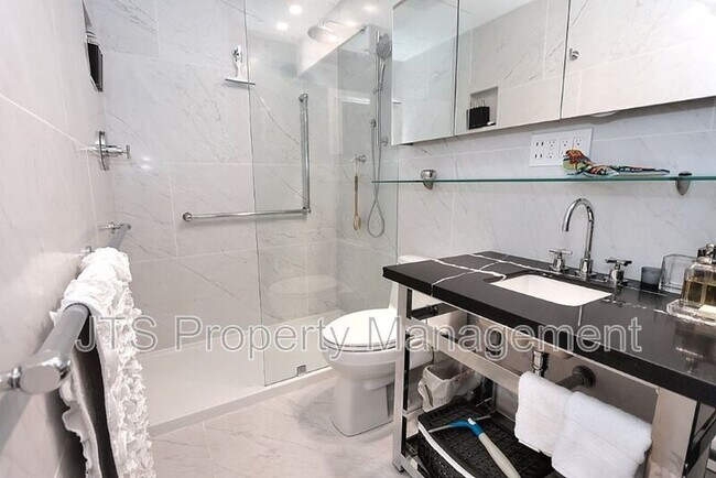 Building Photo - 2010 Promontory Point Ln