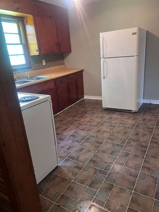 Building Photo - 2 Bedroom 1 Full Bath Home