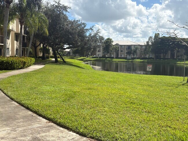 Building Photo - 900 Crestwood Ct S