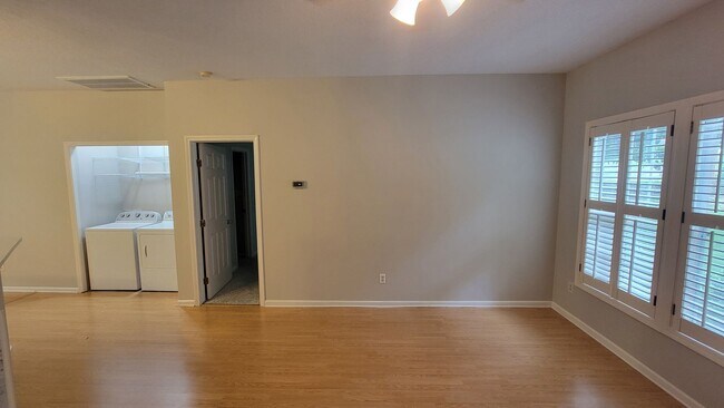 Building Photo - 328 Glencoe Dr