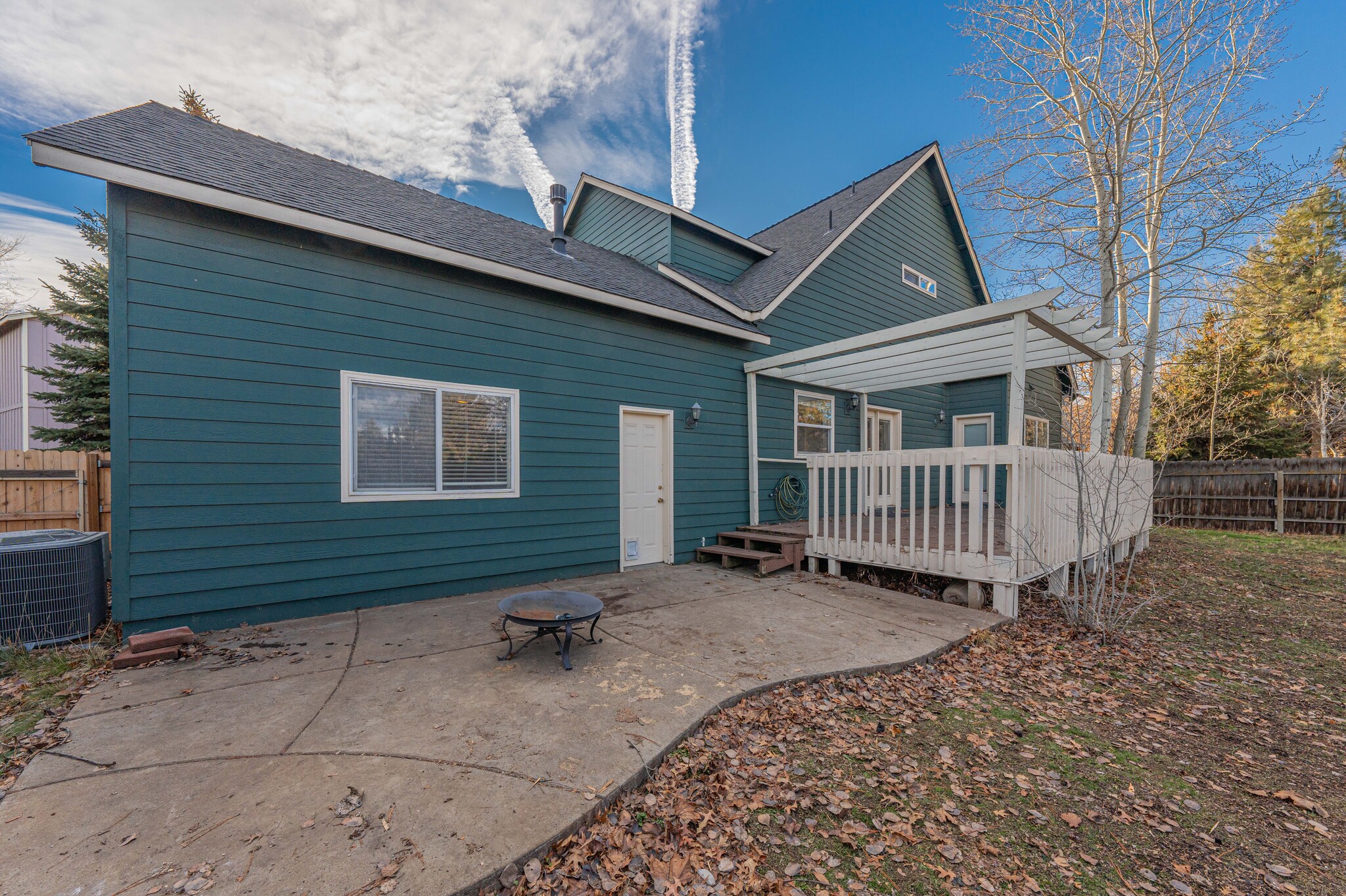 Building Photo - 2275 NE Nuttail Ct