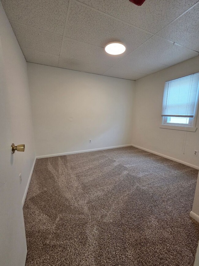 Building Photo - 2 Bed Apartment in the Heart of Golden!