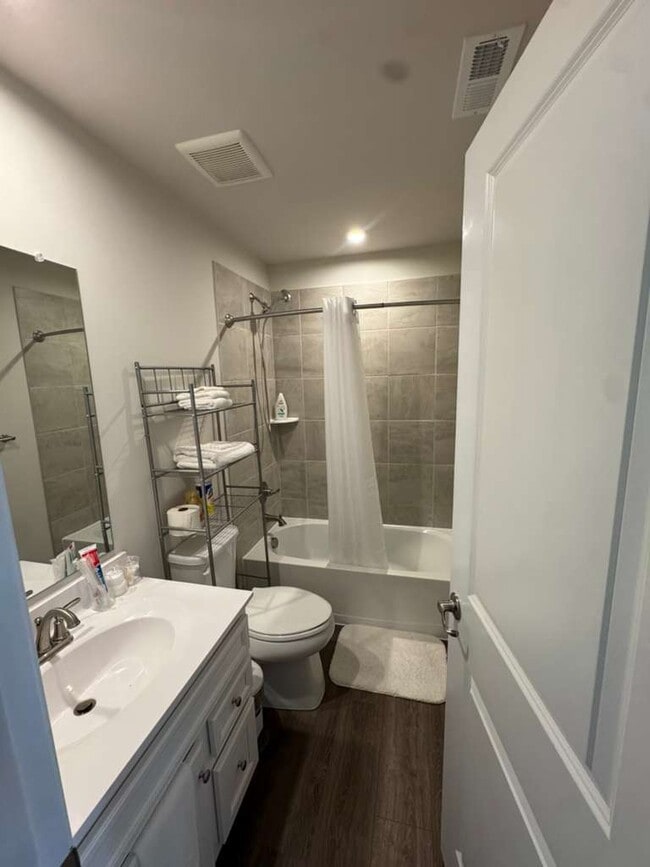 Building Photo - Biground