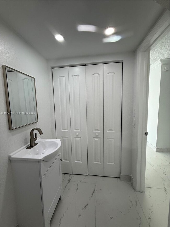 Building Photo - 9365 Fontainebleau Blvd