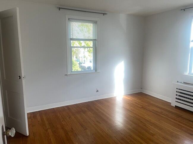 Building Photo - 136 King St