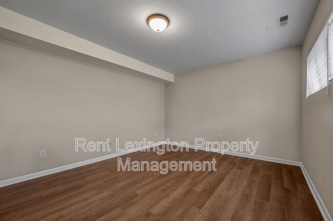 Building Photo - 833 Malabu Dr