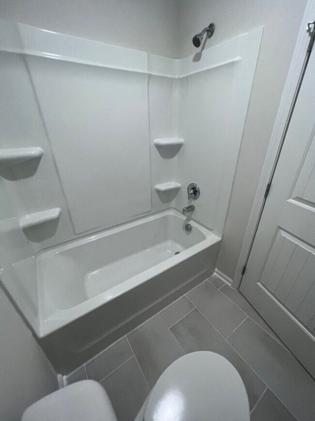 Building Photo - 5 bedroom, 3 bath home in Savannah, near I-16