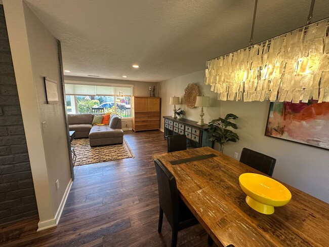 Building Photo - Luxury Furnished Rental in Milwaukie