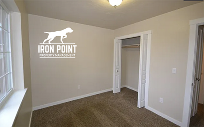 Building Photo - 3bed/2bath w/bonus room, 3 car garage, spl...