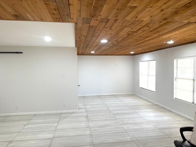 Building Photo - 608 Sesame Ln