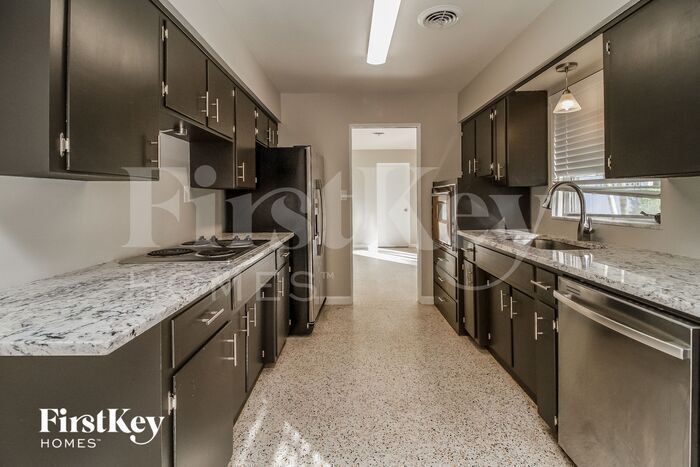 Building Photo - 909 Fort Ln Dr