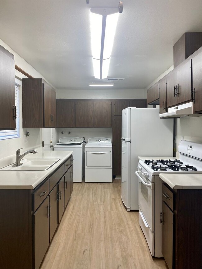 Building Photo - 2 Bedroom 1 Bathroom Duplex Newly Remodeled in 55+ COMMUNITY