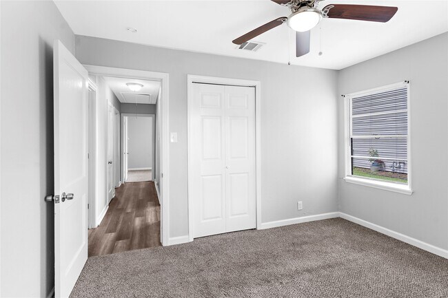 Building Photo - 1104 Southampton Dr