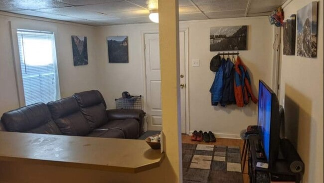 Building Photo - Garden-Level 1 Bed in Downtown Golden – $1...