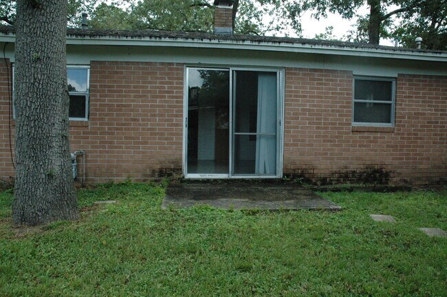 Building Photo - Available Fall 2026! 3 Bed/2 Bath House Ri...