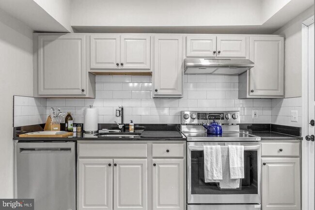 Building Photo - 2921 Brook Dr