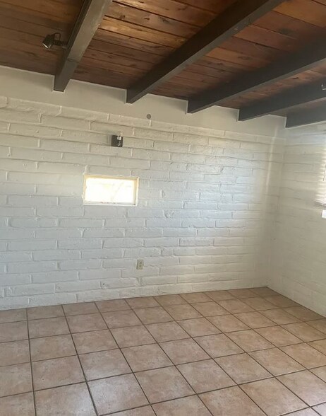 Building Photo - 3250 E Water St