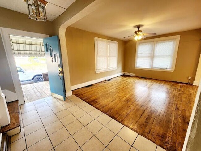 Building Photo - 305 Lyndhurst St