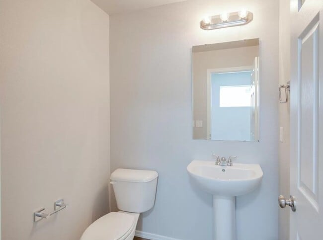 Building Photo - Beautiful brand new 3 bed/2.5 bath home in...