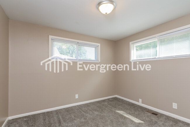Building Photo - 4014 Woodcliffe Ave