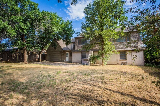 Building Photo - "Spacious 5-Bed Oasis with Granite Elegance & Hardwood Charm in Lubbock!"