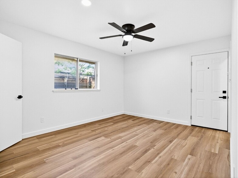 Building Photo - 709 Brookview Dr