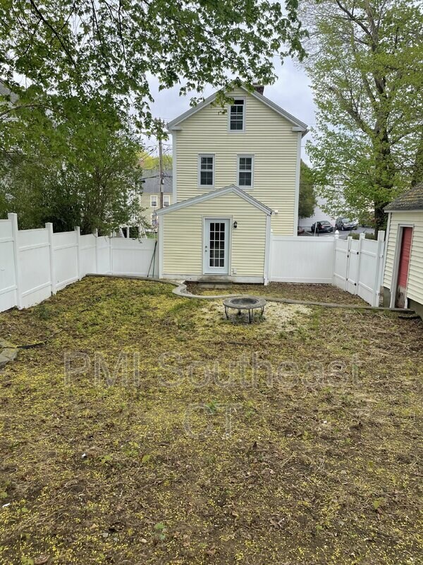 Building Photo - 253 Yantic St