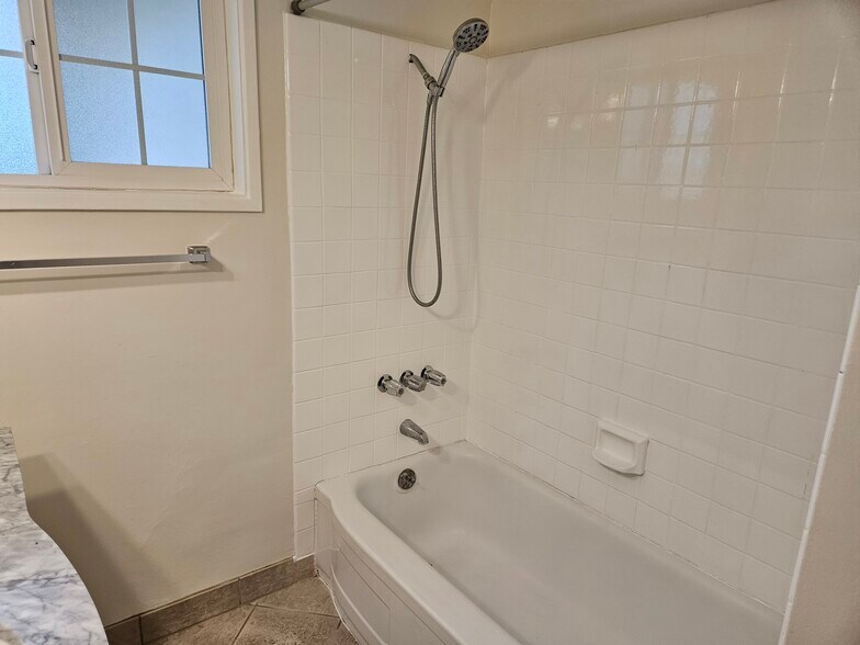 Building Photo - 9966 Glencrest Cir