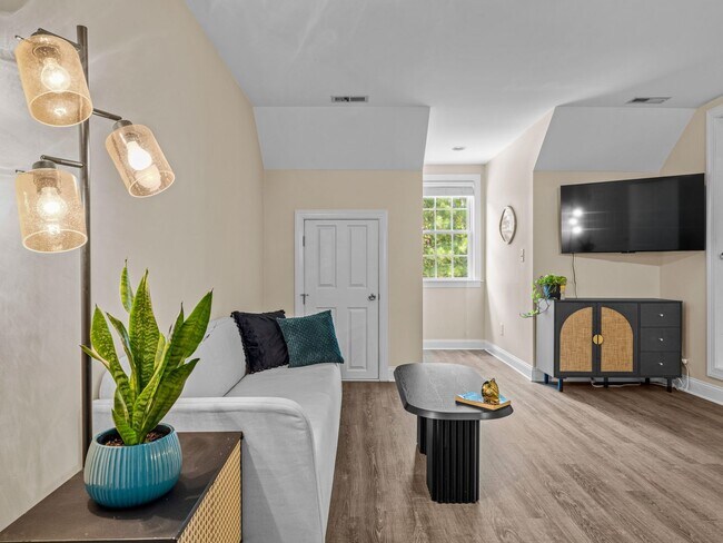 Building Photo - Beauty by the Water!