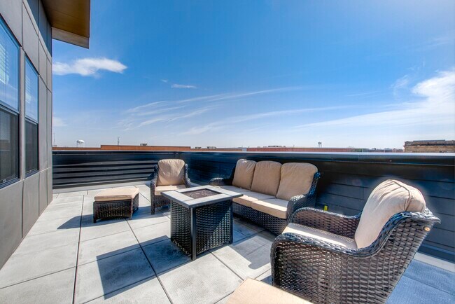 Building Photo - 1302 N Main St