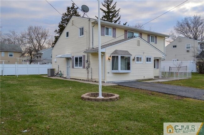 Building Photo - 33 Tennyson St