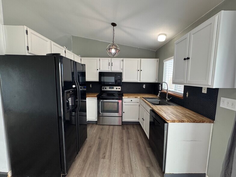 Building Photo - 7624 Montarbor Dr