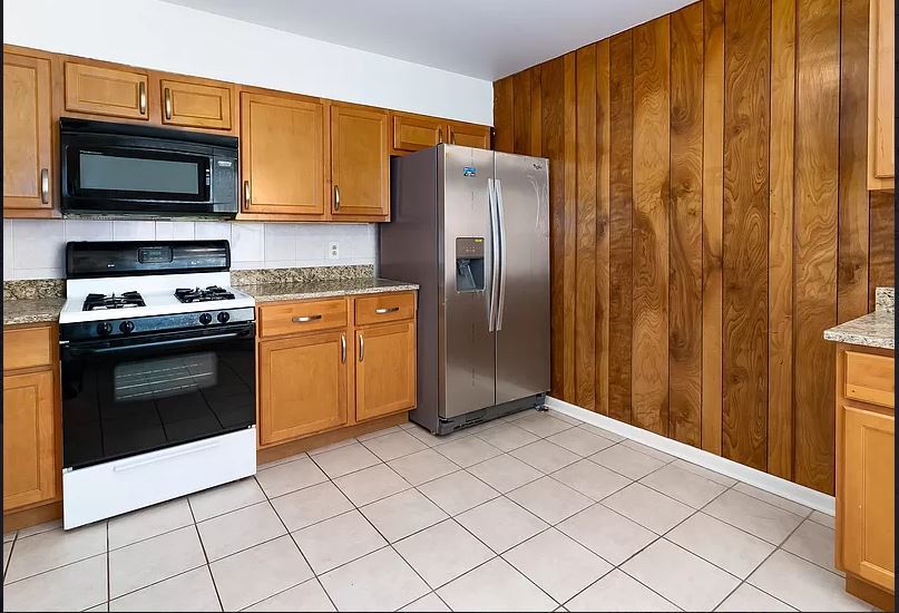 Building Photo - 615 Maple Ct