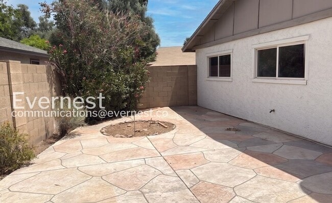 Building Photo - 3Bed/2Bath with Fenced Yard/ Available Now!