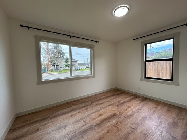 Building Photo - Newly Remodeled 3 bedroom house in Roseburg