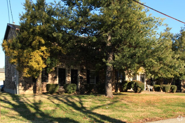 Building Photo - Orchard Manor Circle